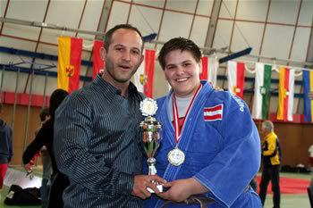 Aurelian und Julia mit dem Pokal der U20 Meisterin